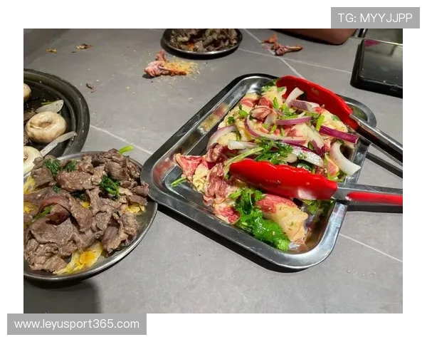 冬泳赛场边的东北特色美食与热闹市集。