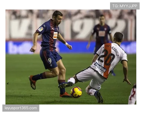 皇家贝蒂斯主场球迷在比赛第12分钟起立鼓掌致敬华金