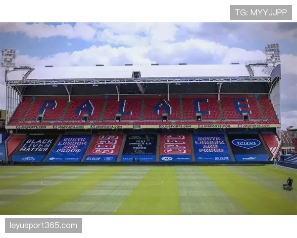 “足球回家”项目启动,英超俱乐部联合在伦敦东部社区新建20块公益球场 “足球回家”项目启动,英超俱乐部联合在伦敦东部社区新建20块公益球场